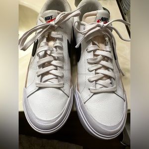 WOMEN'S NIKE COURT LEGACY LIFT PLATFORM SNEAKERS